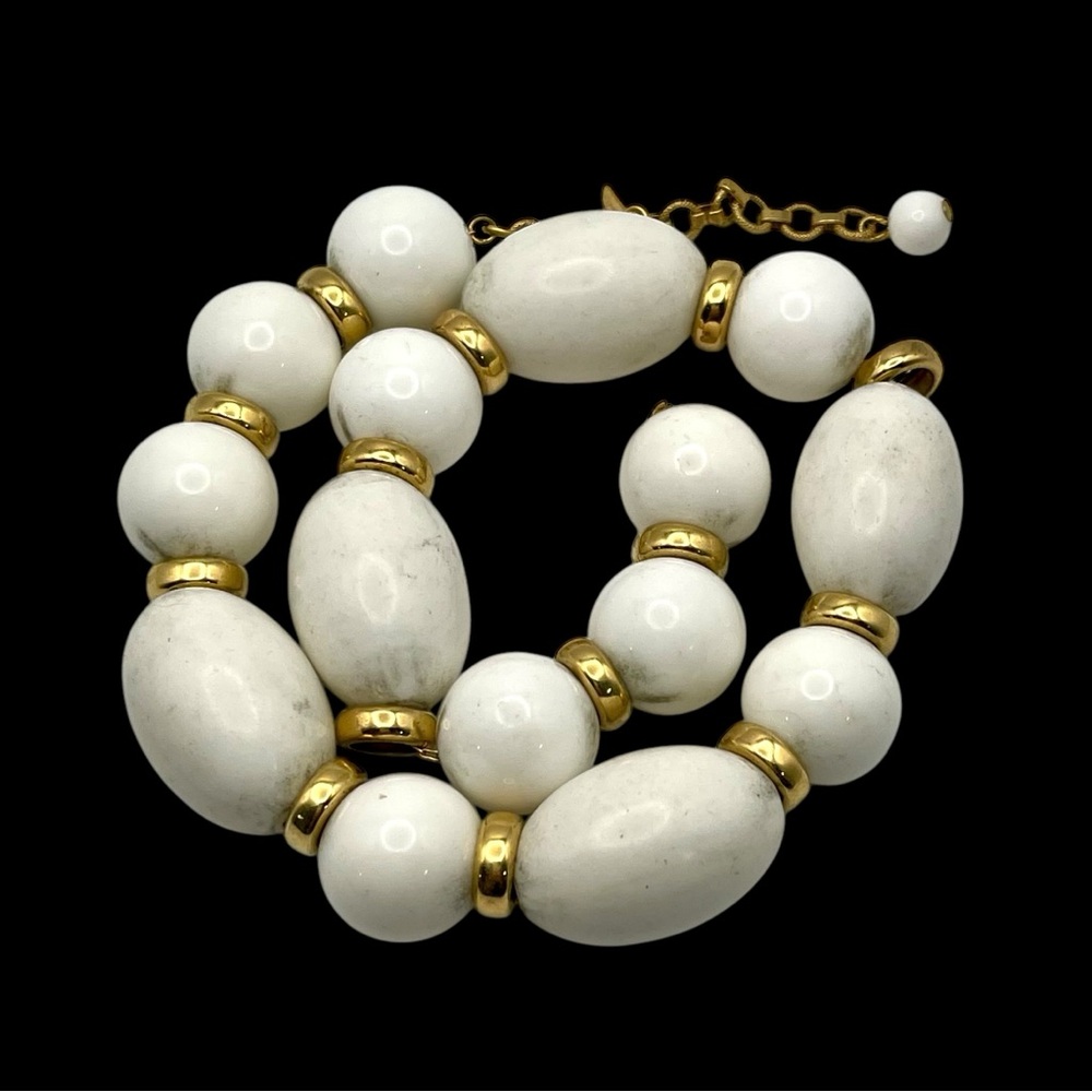 Chic Chunky Vintage Monet White and Gold Graduated Bead Necklace - Picture 9 of 14